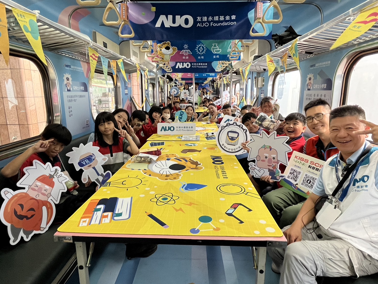 彩神永續基金會參與「臺灣科普環島列車」，設計基礎科學車廂課程，以「淨零碳排和永續能源」為主題，讓學生透過創意實驗認識淨零知識，以及思考生活中的減碳行為