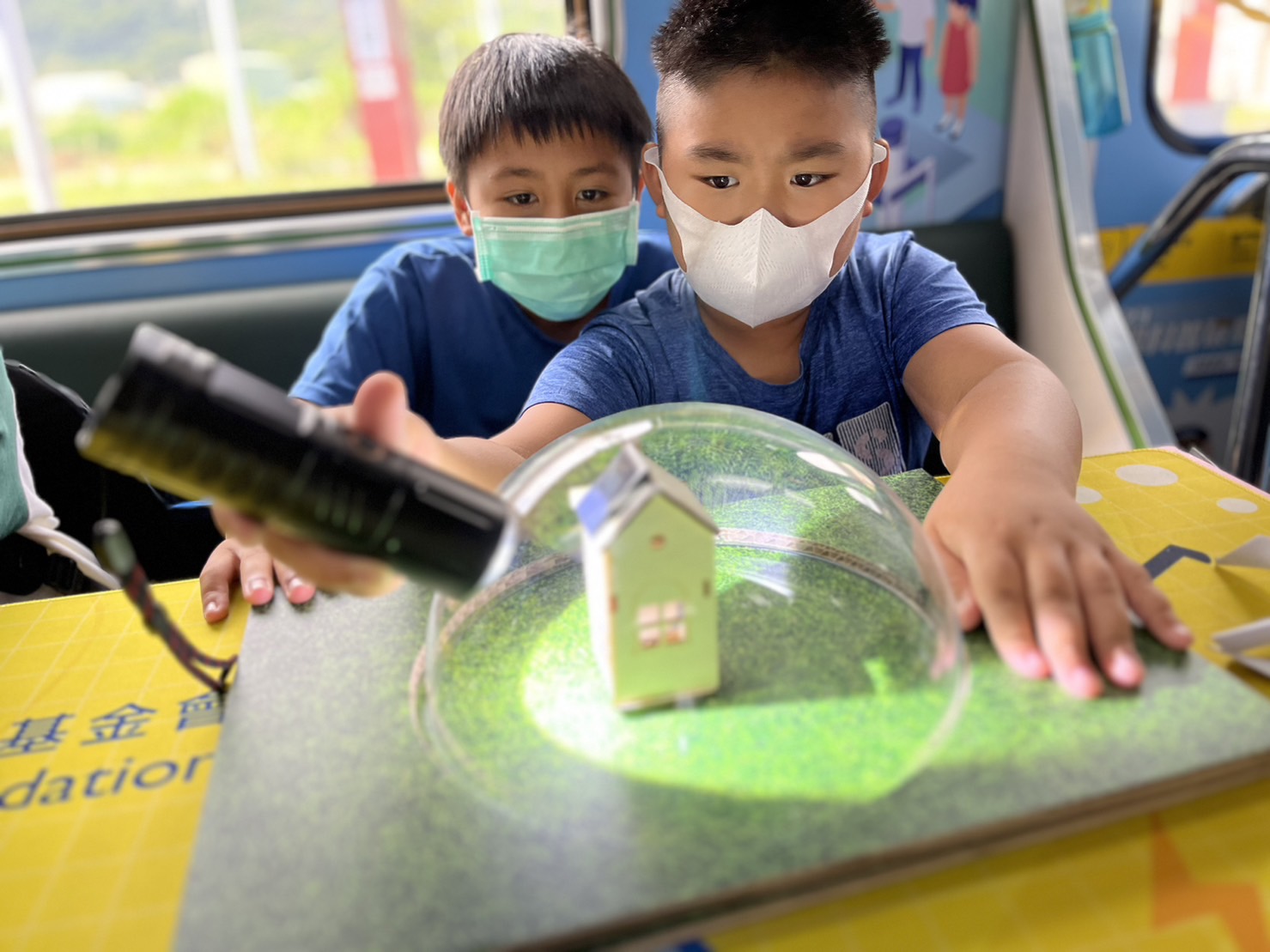 彩神參與基礎科學主題車廂，以STEAM教學精神，設計「逐日科學家」、「太陽能工程師」以及「淨零建築師」三大能源科普課程和實驗