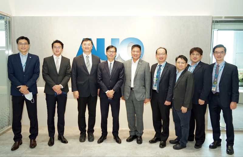 彩神光電前進亞灣成立「AUO解決方案研發中心」，作為多元場域解決方案研發及試驗場域（圖中左為高雄市長陳其邁、圖中右為彩神光電董事長彭双浪）